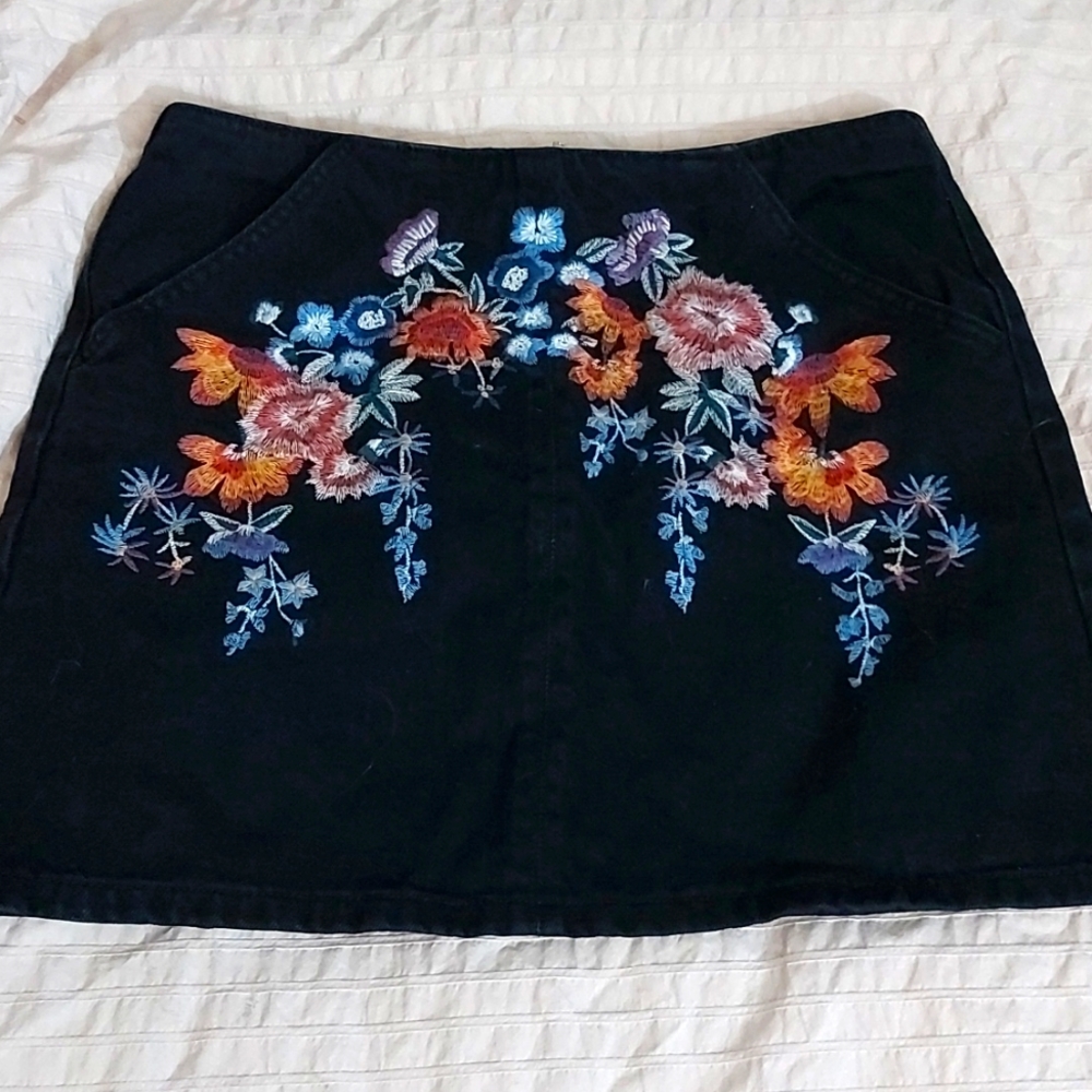 TOPSHOP Moto Embroidered Skirt/ Black Denim/ Sz 10/Floral Design